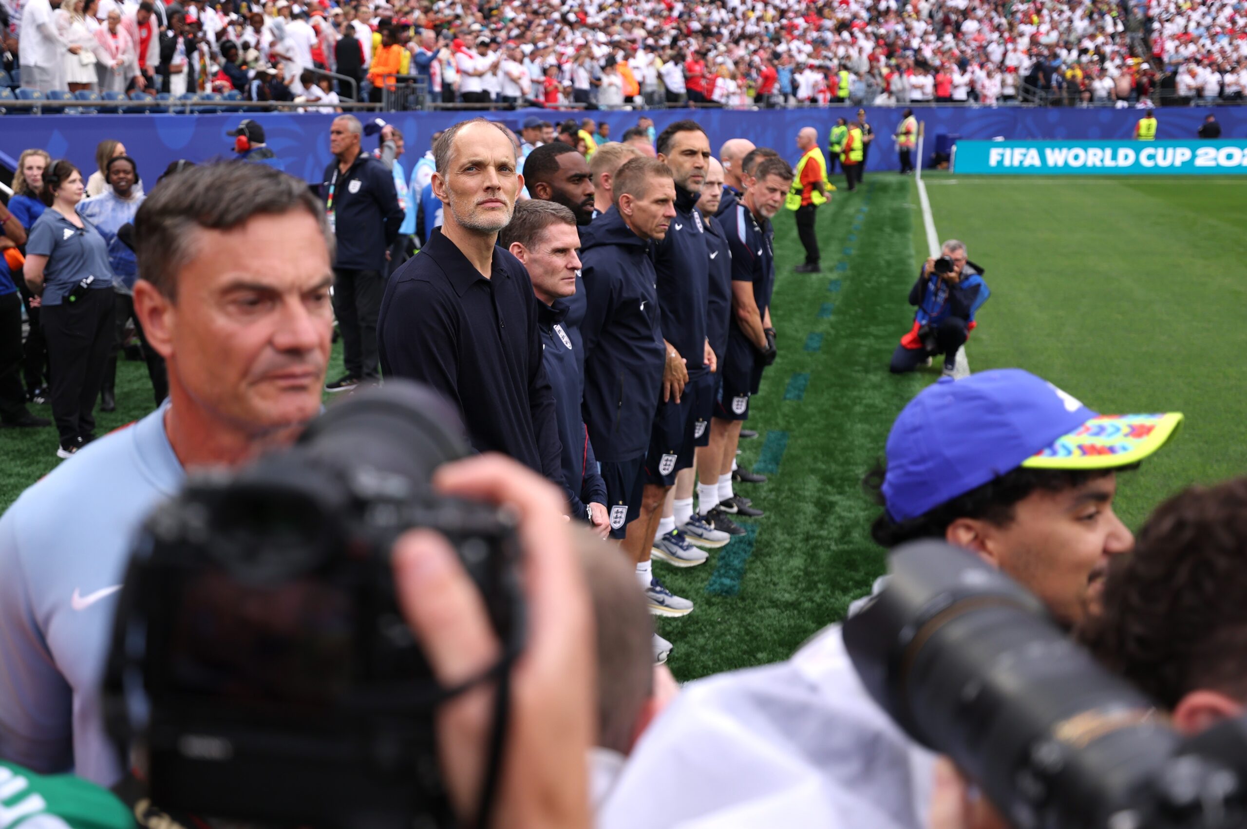 Depois de reclamar, técnico da Inglaterra escapa de fotógrafos na hora do hino nacional