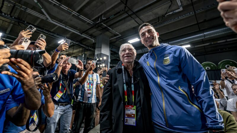 Conheça jornalista de 91 anos que fez Scaloni revelar se Messi seria titular e foi aplaudido em coletiva