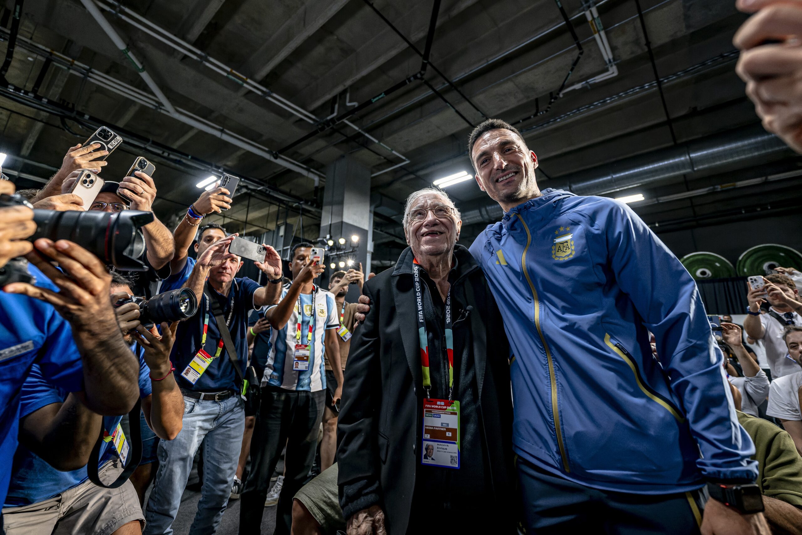 Conheça jornalista de 91 anos que fez Scaloni revelar se Messi seria titular e foi aplaudido em coletiva