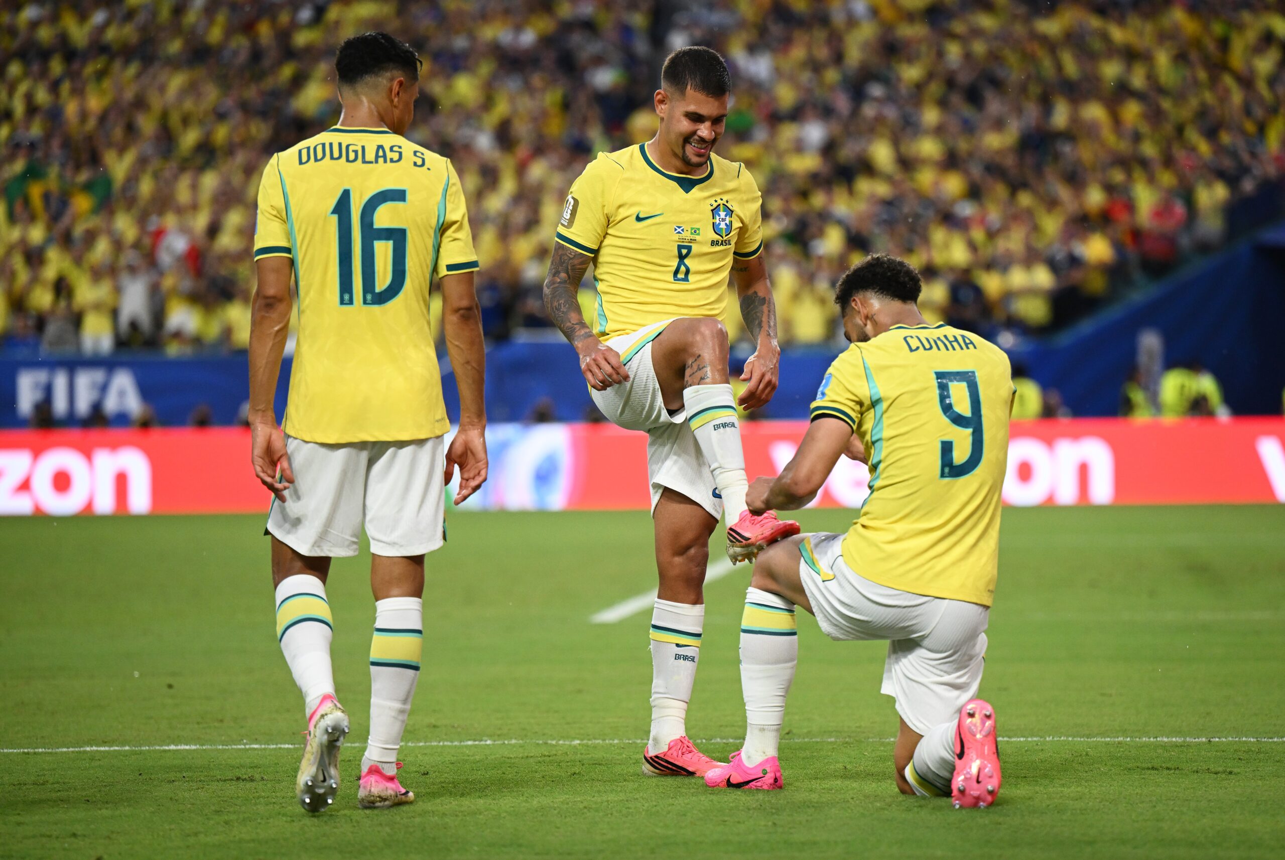Jogadores do Brasil comemoram vitória a classificação nas redes sociais