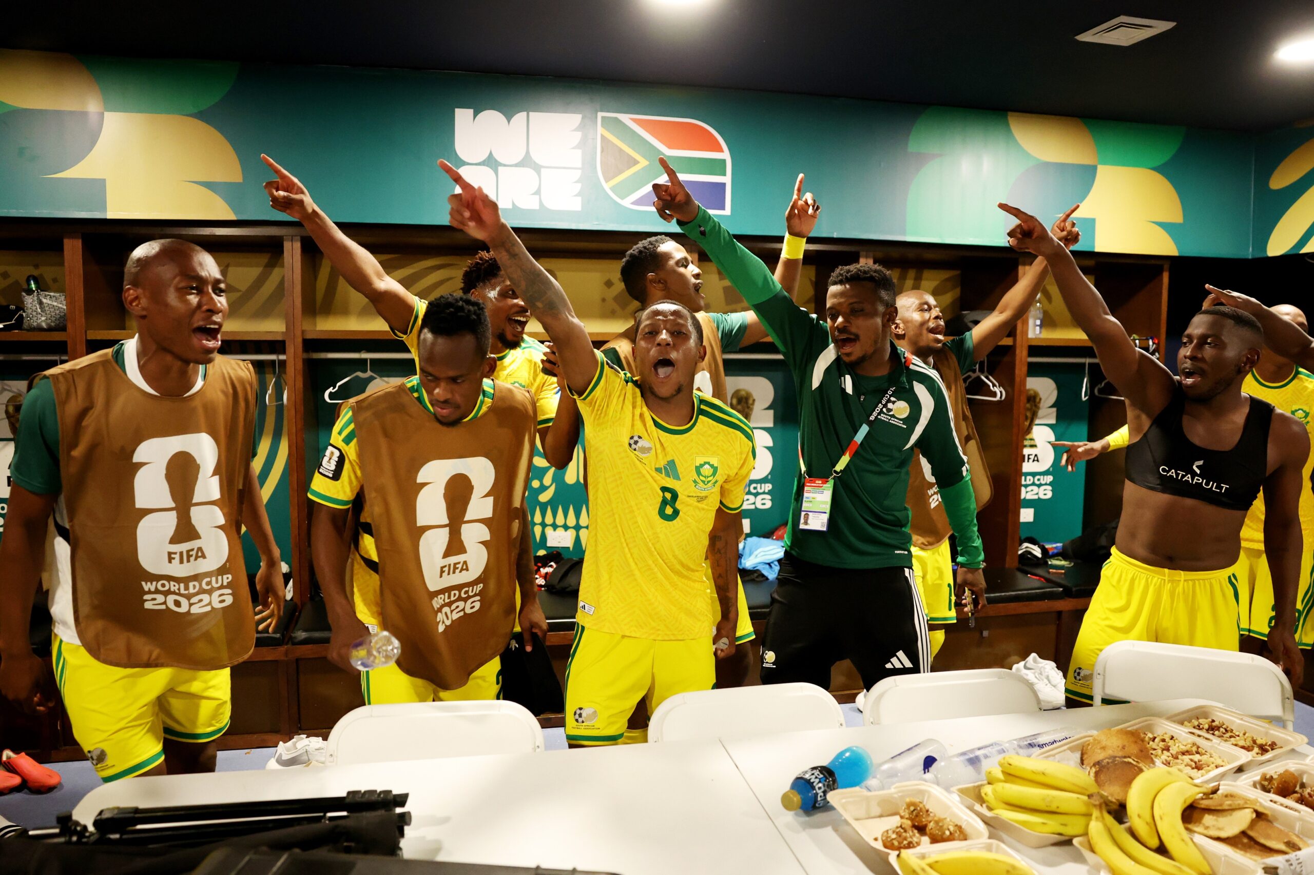 Jogadores da África do Sul fazem festa no vestiário com vaga na segunda fase da Copa; veja vídeo