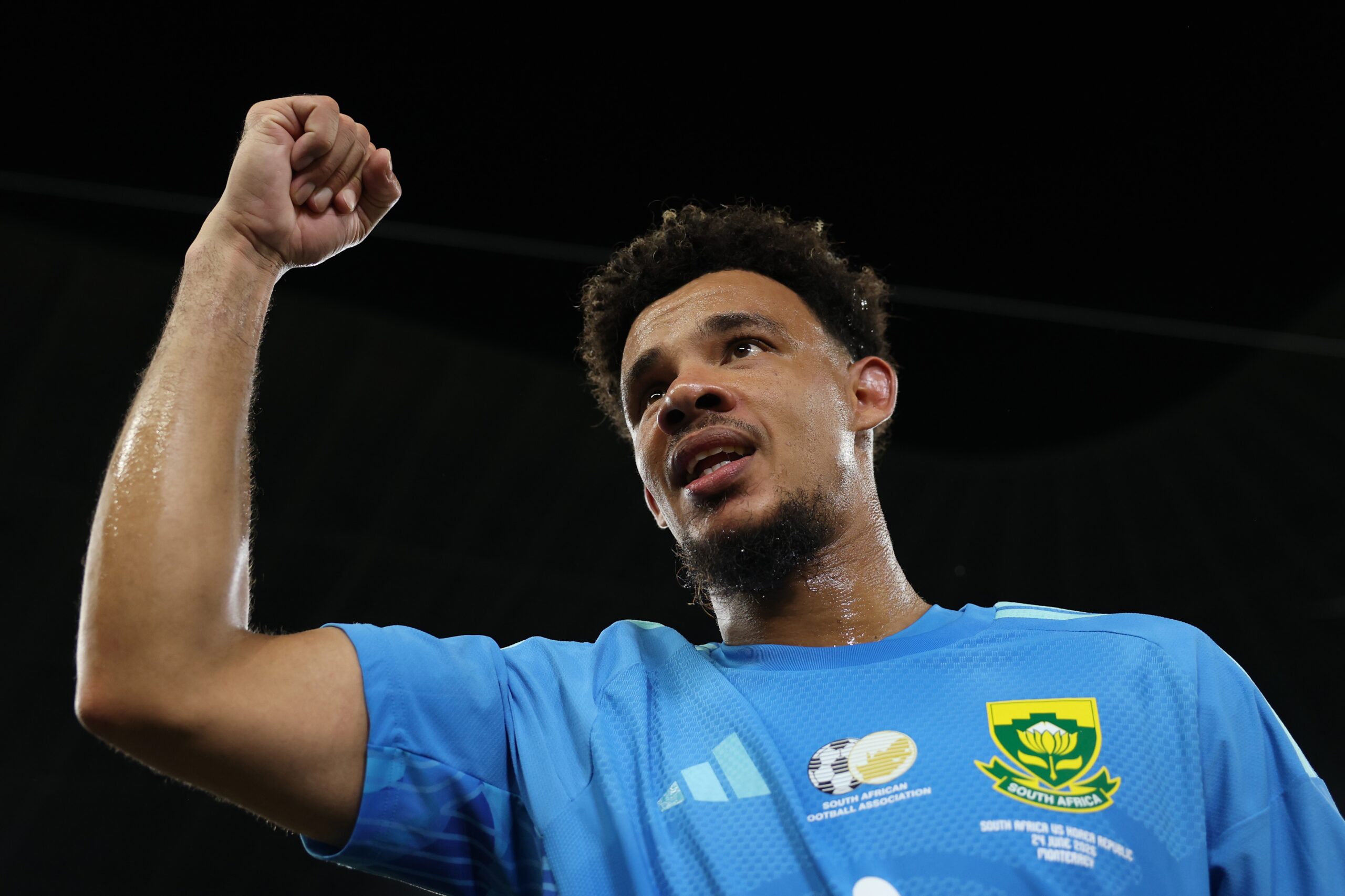 Capitão da África do Sul superou tragédias para liderar seleção em fase inédita: “Futebol me salvou”