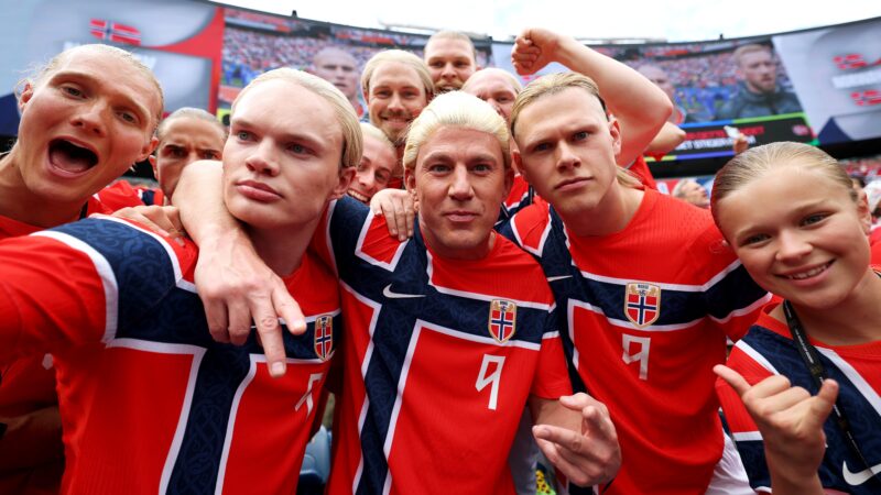 Astro de Hollywood, Channing Tatum vê jogo na torcida da Noruega “disfarçado” de Haaland