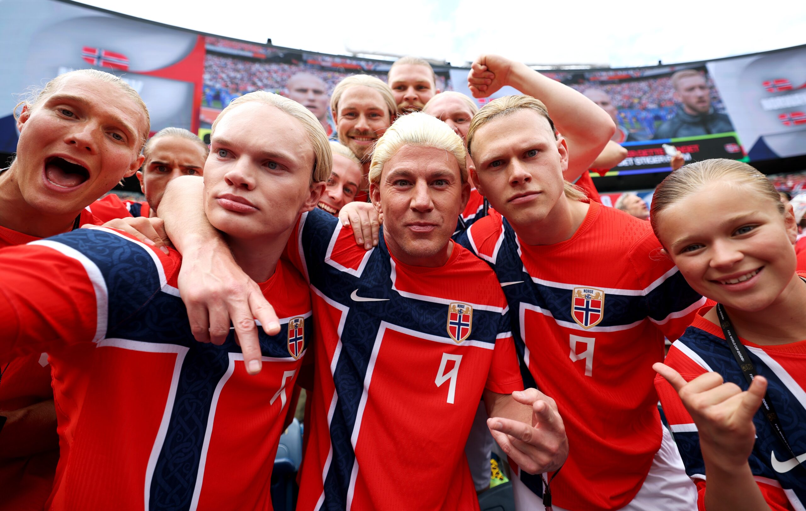 Astro de Hollywood, Channing Tatum vê jogo na torcida da Noruega “disfarçado” de Haaland
