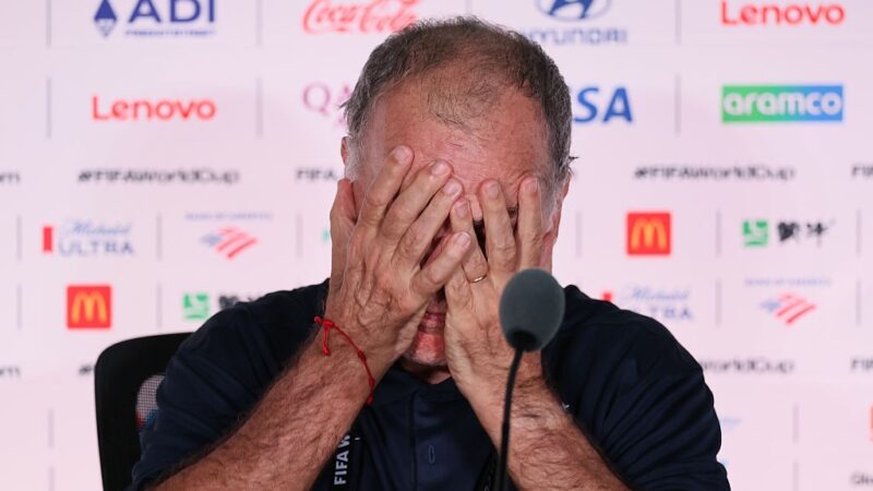 Em tom de despedida, Bielsa é sincero após eliminação: “Não deixo nada ao futebol do Uruguai”