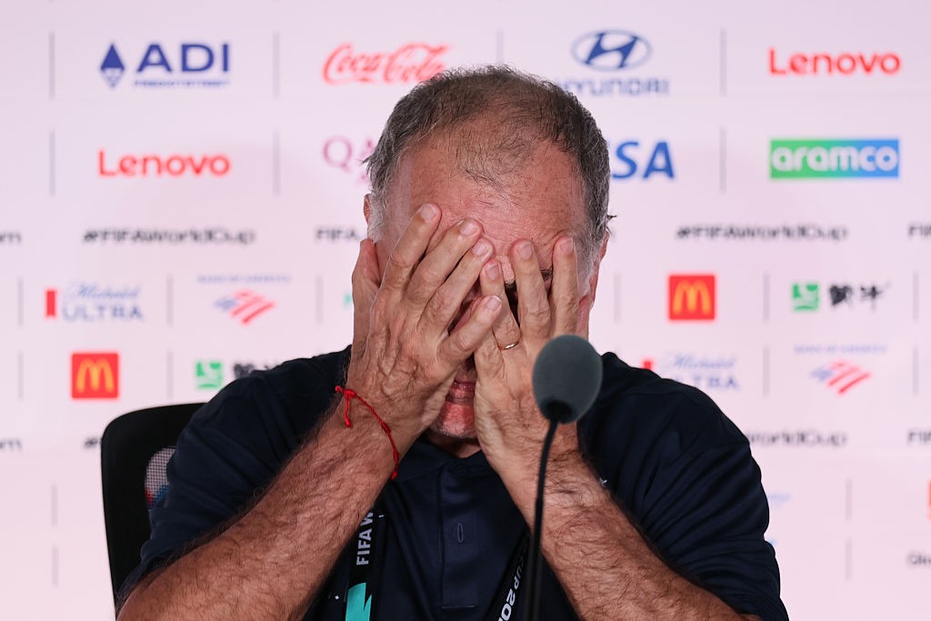 Em tom de despedida, Bielsa é sincero após eliminação: “Não deixo nada ao futebol do Uruguai”