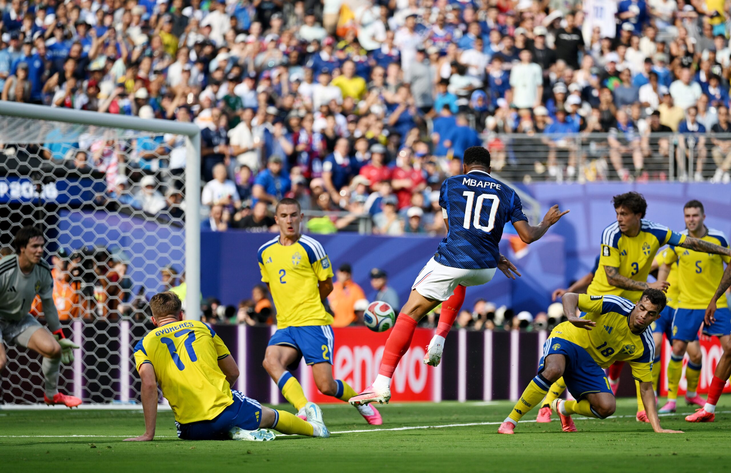 “Monstruoso”: web reage ao gol e atuação de Mbappé pela França contra a Suécia; veja memes