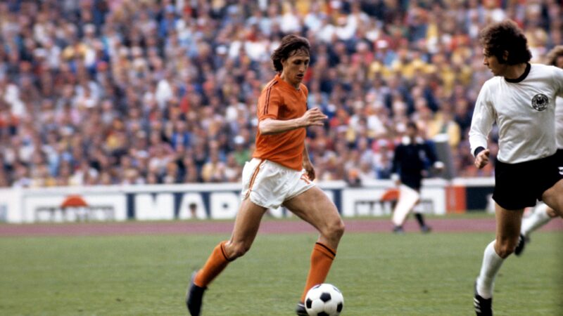 Da revolução de Cruyff à seleção de De Jong e Memphis: a eterna busca da Holanda pelo mundo