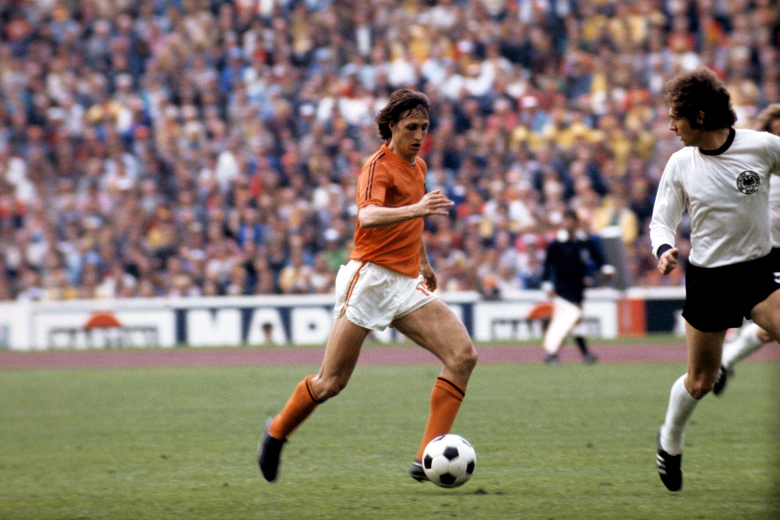 Da revolução de Cruyff à seleção de De Jong e Memphis: a eterna busca da Holanda pelo mundo