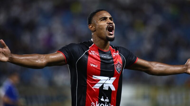 Nathan Mendes, do Vitória, sofre lesão no joelho e está fora da temporada