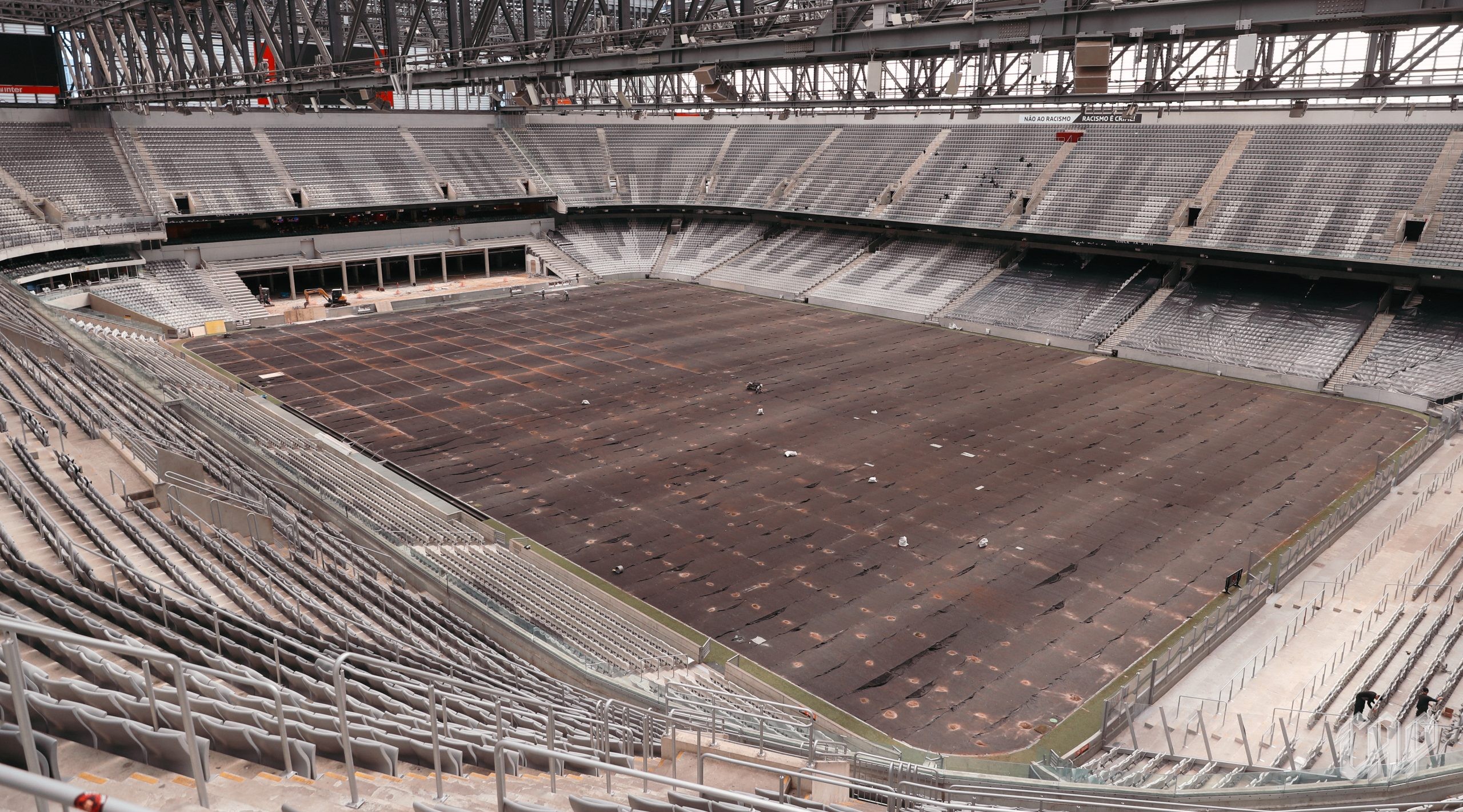 Athletico conclui retirada do gramado sintético da Arena da Baixada para troca; veja imagens