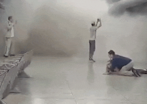 Maior aeroporto da Venezuela fecha após parte do teto desabar; VÍDEO