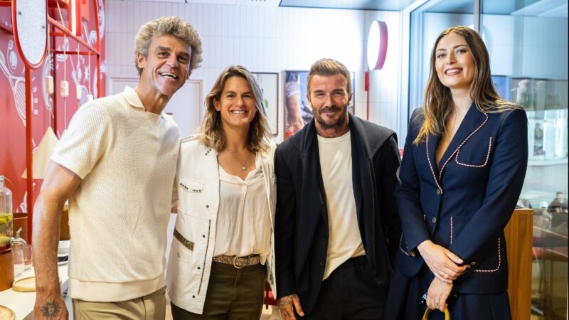 Guga, Beckham e Sharapova aparecem juntos em evento em Roland Garros