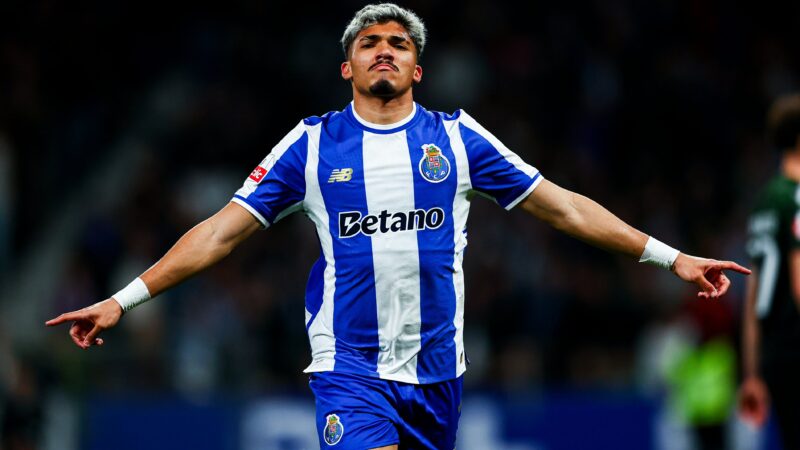Manchester United e Arsenal demonstram interesse em William Gomes e fazem consultas ao Porto