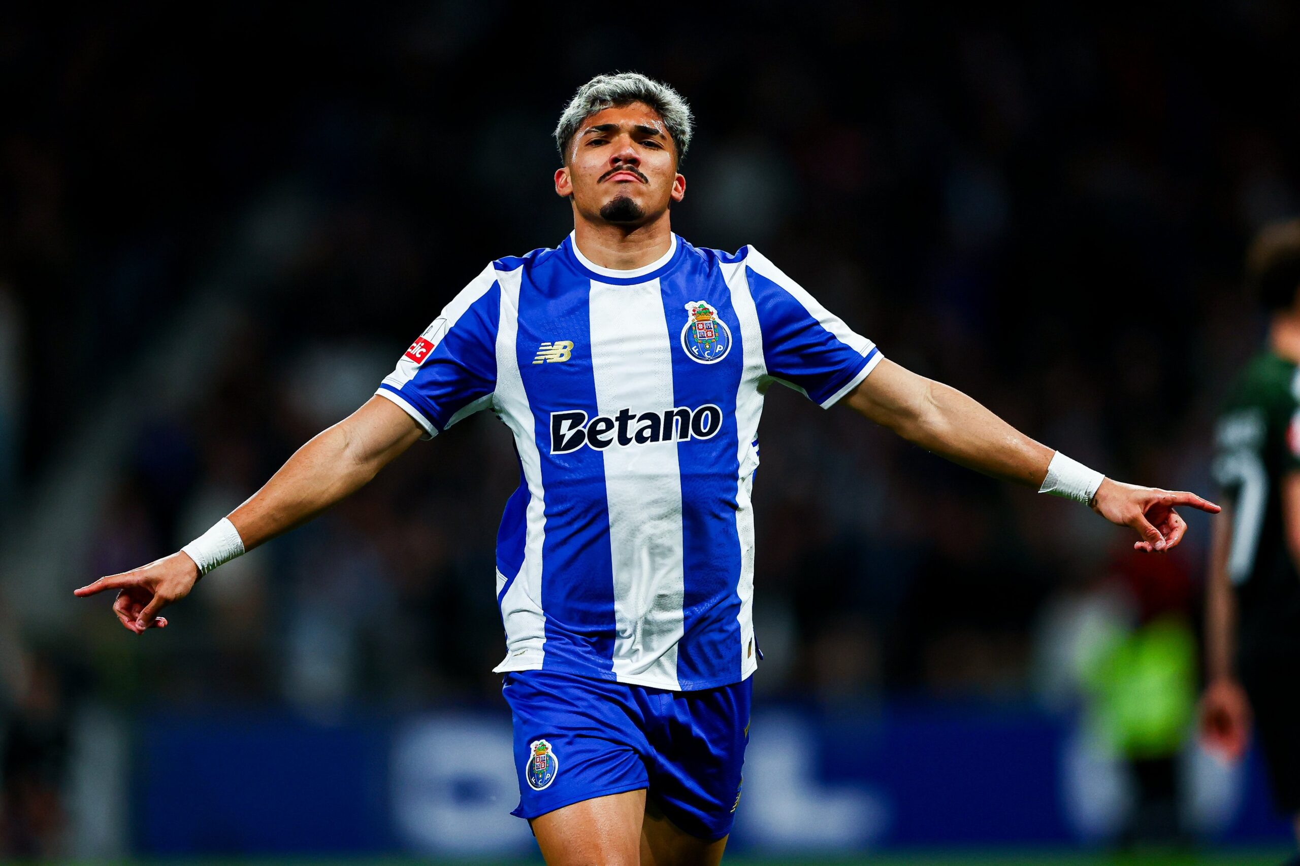 Manchester United e Arsenal demonstram interesse em William Gomes e fazem consultas ao Porto