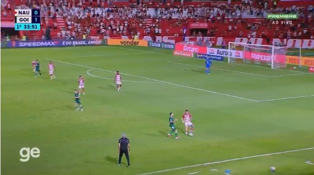 Vídeo: técnico do Náutico invade campo para reclamar com o time durante jogo contra o Goiás