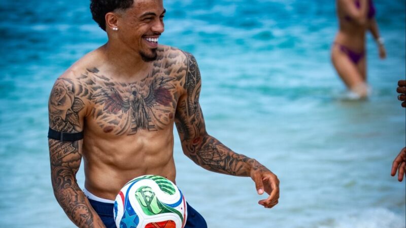 Curaçao treina na praia e participa de evento com torcedores antes de embarcar para a Copa do Mundo