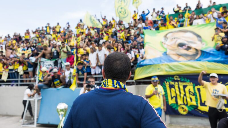 Mar de amarelo, seis taças e coro de ídolo: André Jardine se despede do América-MEX