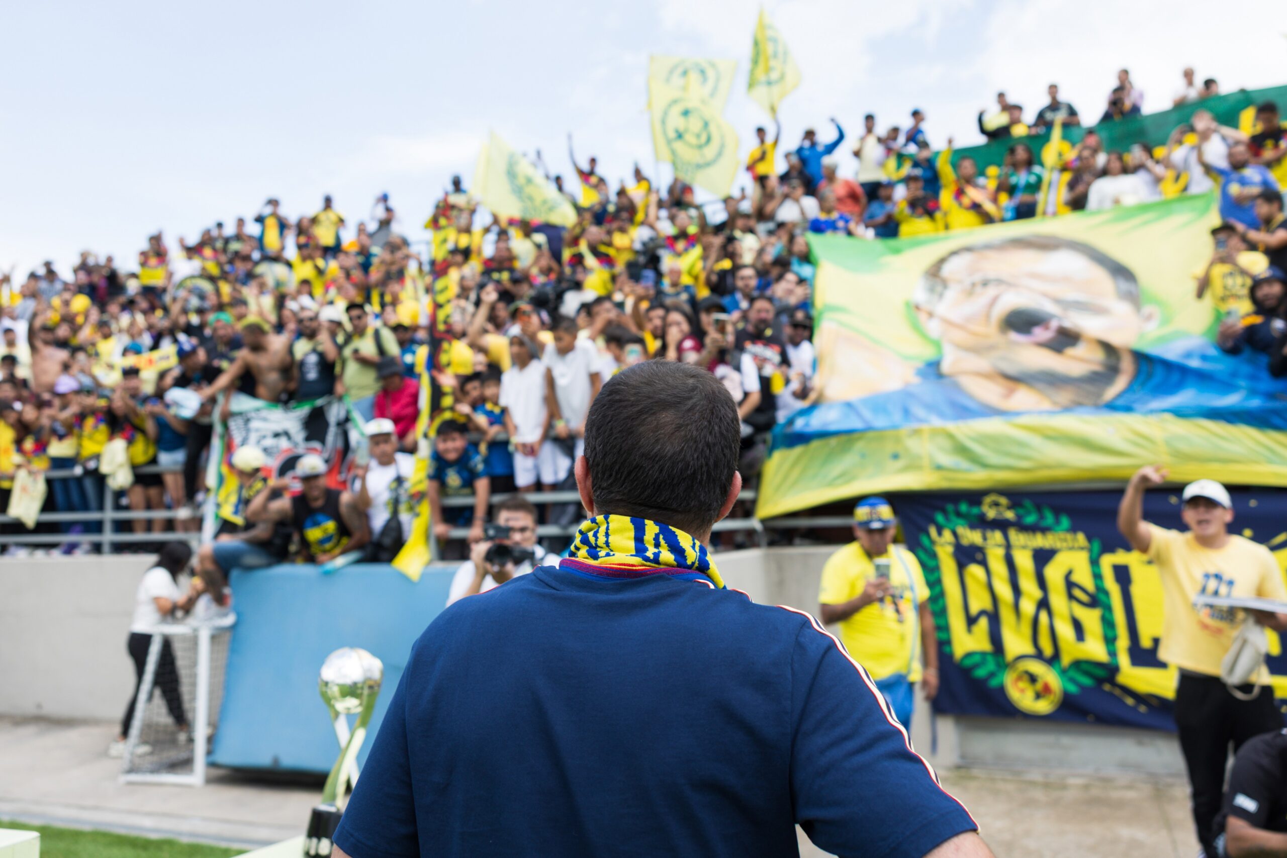 Mar de amarelo, seis taças e coro de ídolo: André Jardine se despede do América-MEX