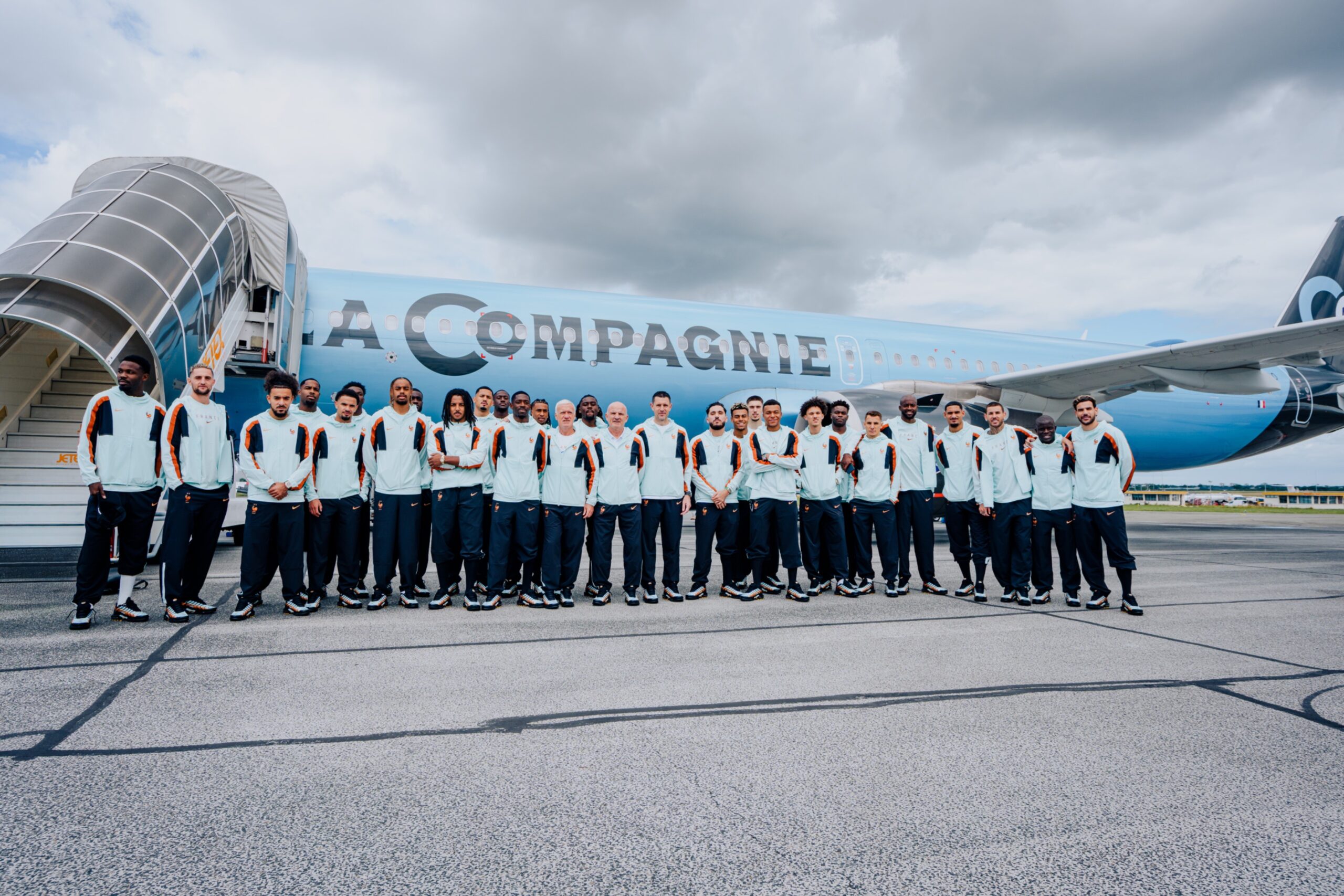 Seleção da França chega aos Estados Unidos para a estreia na Copa do Mundo