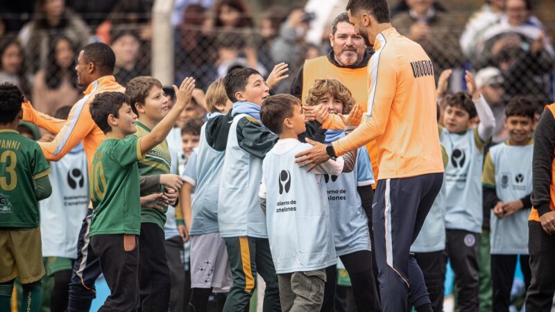 Com crianças, Uruguai promove “abraço celeste à seleção” antes de viagem para a Copa