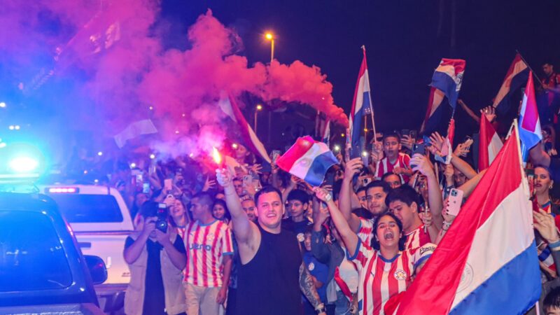 De volta à Copa do Mundo após 16 anos, Paraguai viaja aos EUA nos braços da torcida; veja fotos