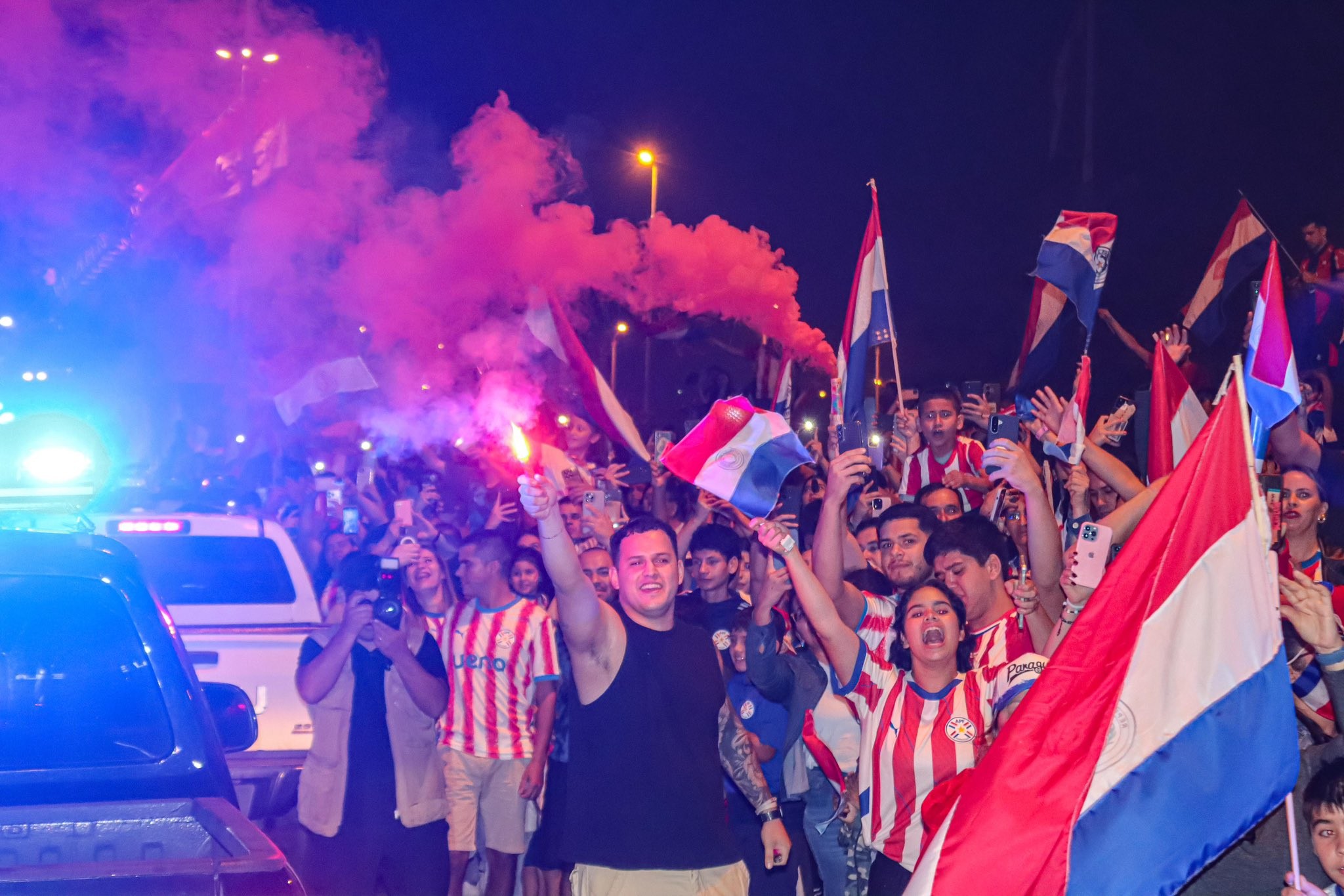 De volta à Copa do Mundo após 16 anos, Paraguai viaja aos EUA nos braços da torcida; veja fotos