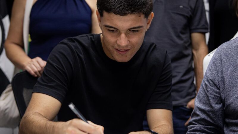 Santos renova contrato do meia Samuel Pierri, de 18 anos