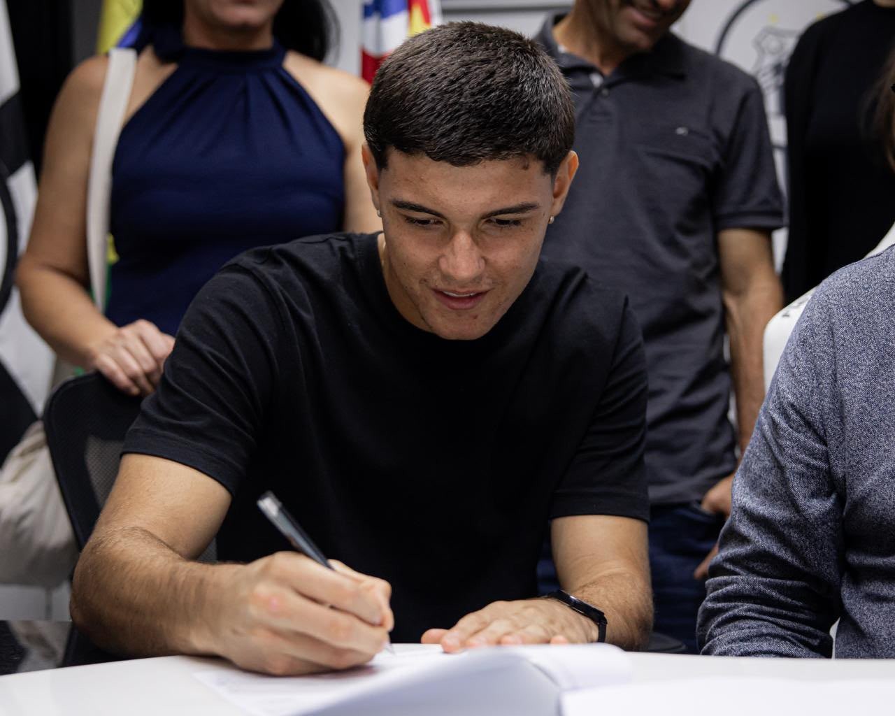 Santos renova contrato do meia Samuel Pierri, de 18 anos
