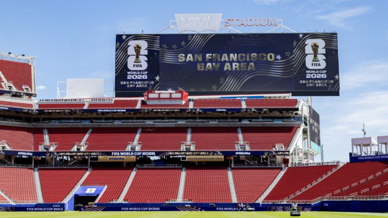 Levi’s ironiza exigência da Fifa para a Copa de 2026 e brinca com logo coberto em estádio