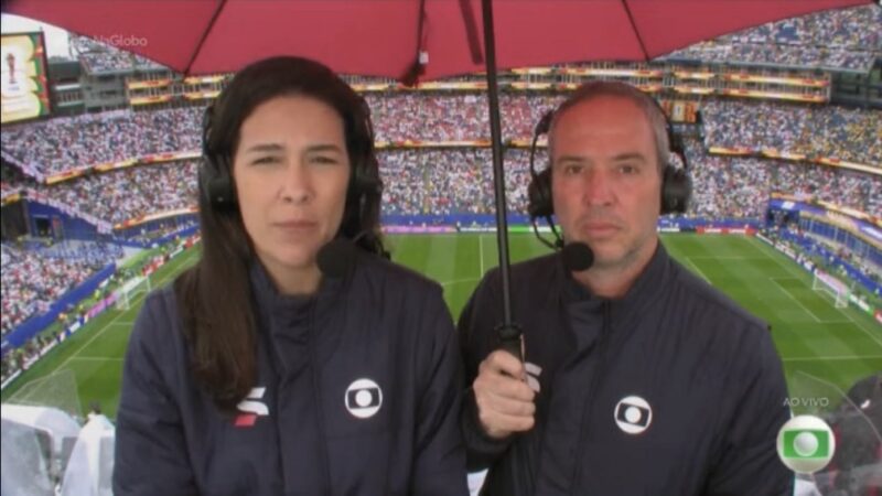 Caio Ribeiro de guarda-chuva em área de transmissão da Copa viraliza: “Imagina se fosse em 2014”