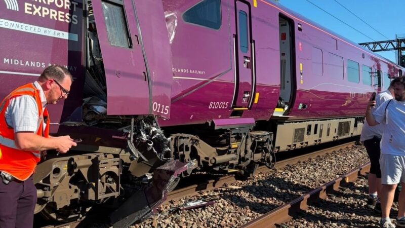 Trens colidem no Reino Unido e paralisam rotas em Londres; há relatos de feridos
