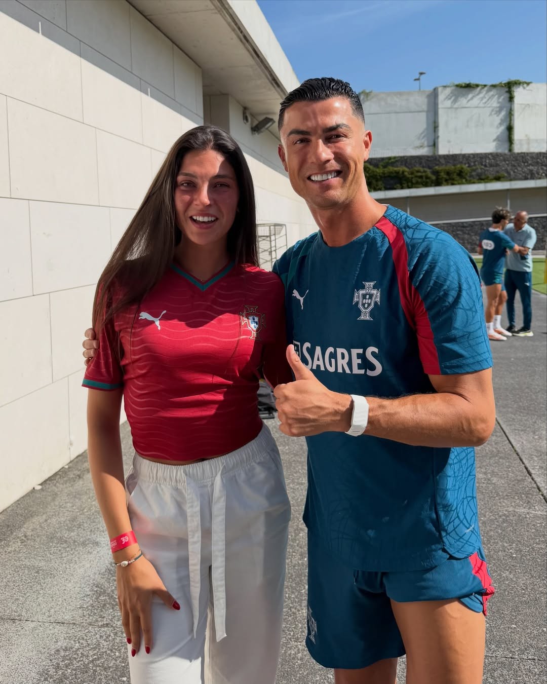 Influenciadora belga encontra Cristiano Ronaldo e se emociona; veja vídeo