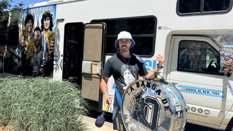 Moto, trailer, van e bicicleta: argentinos fazem sacrifícios para seguir seleção na Copa do Mundo