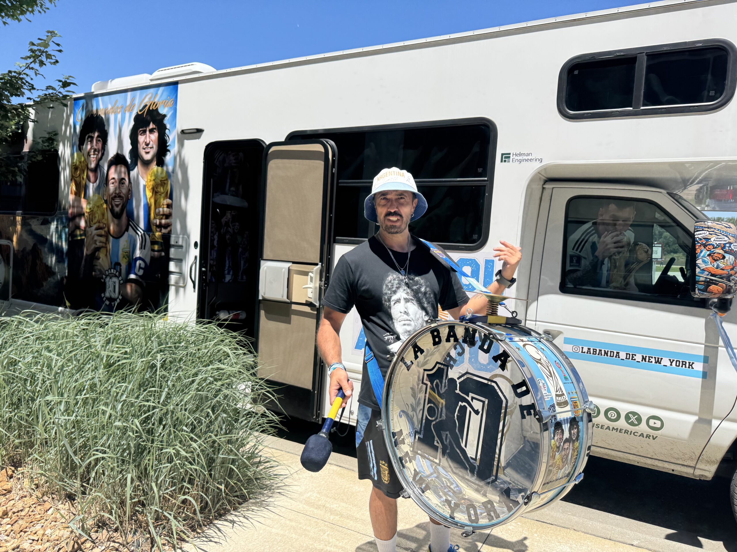 Moto, trailer, van e bicicleta: argentinos fazem sacrifícios para seguir seleção na Copa do Mundo