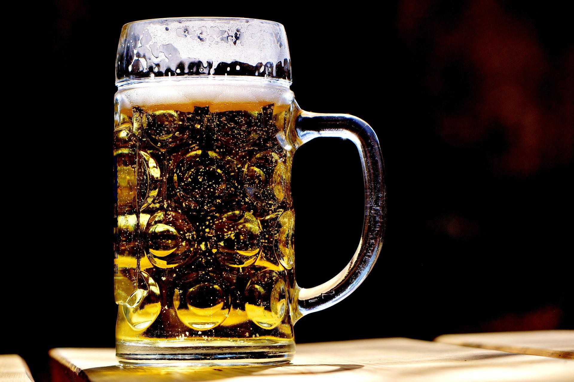 Sufocada por calor extremo, Paris proíbe consumo de álcool
