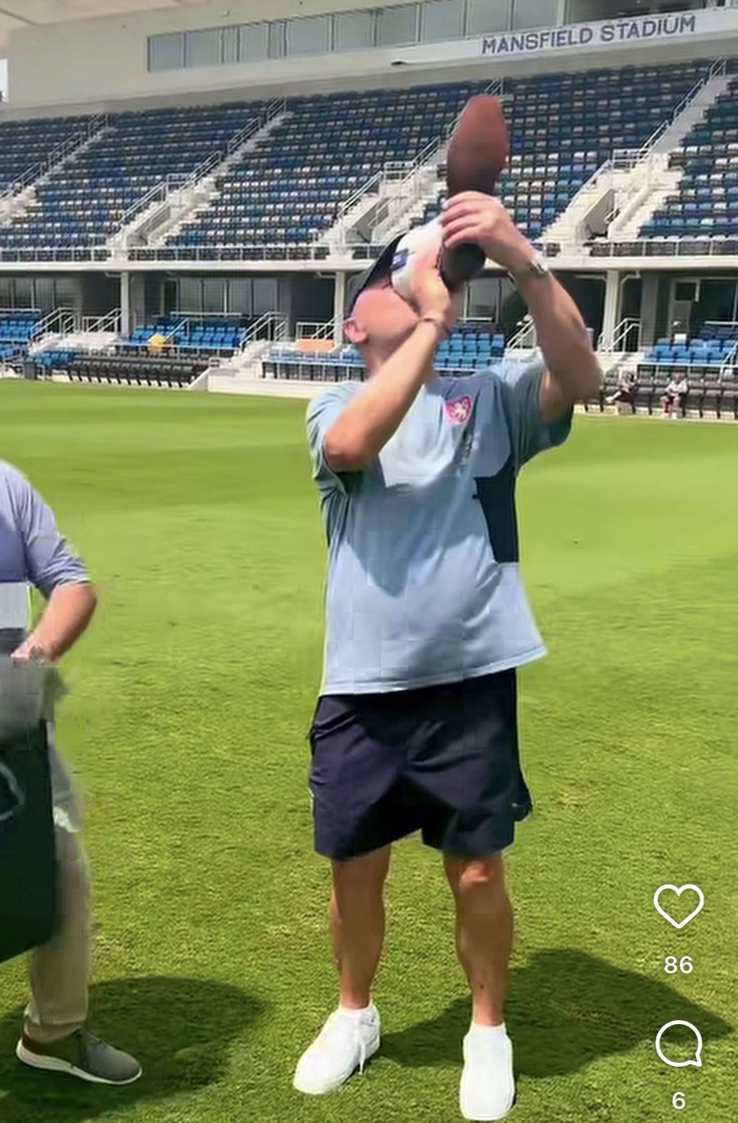 Técnico da República Tcheca ganha bota de cowboy de presente e finge beber nela; veja vídeo