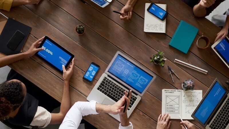 PIX cresce 20% e lidera pagamentos em canais digitais; veja como criar uma chave