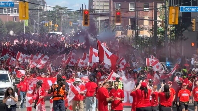 Canadenses e bósnios lotam as ruas em caminhada para estreia na Copa do Mundo; veja vídeo
