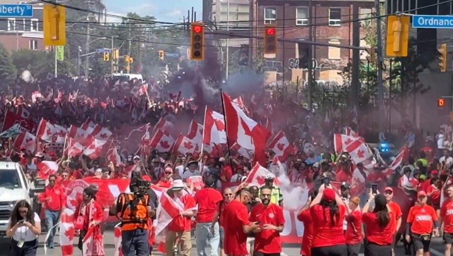 Canadenses e bósnios lotam as ruas em caminhada para estreia na Copa do Mundo; veja vídeo
