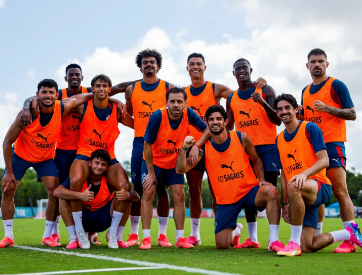 Cristiano Ronaldo posta foto com recado em meio a polêmicas: “Sempre unidos”