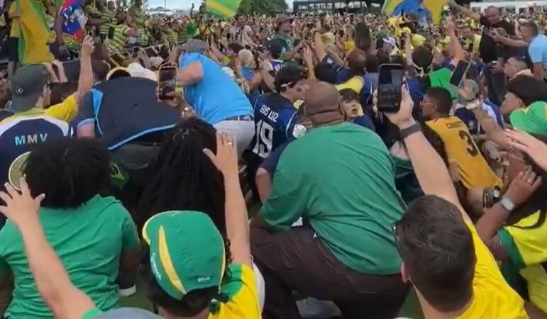 Torcedores do Brasil fazem a festa no entorno do estádio antes do jogo contra o Haiti; veja