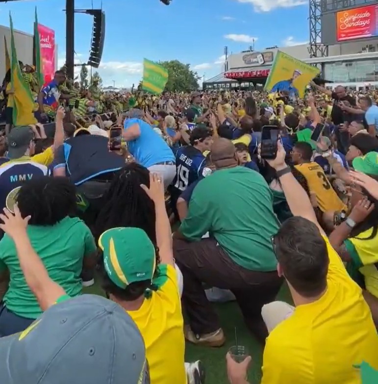 Torcedores do Brasil fazem a festa no entorno do estádio antes do jogo contra o Haiti; veja