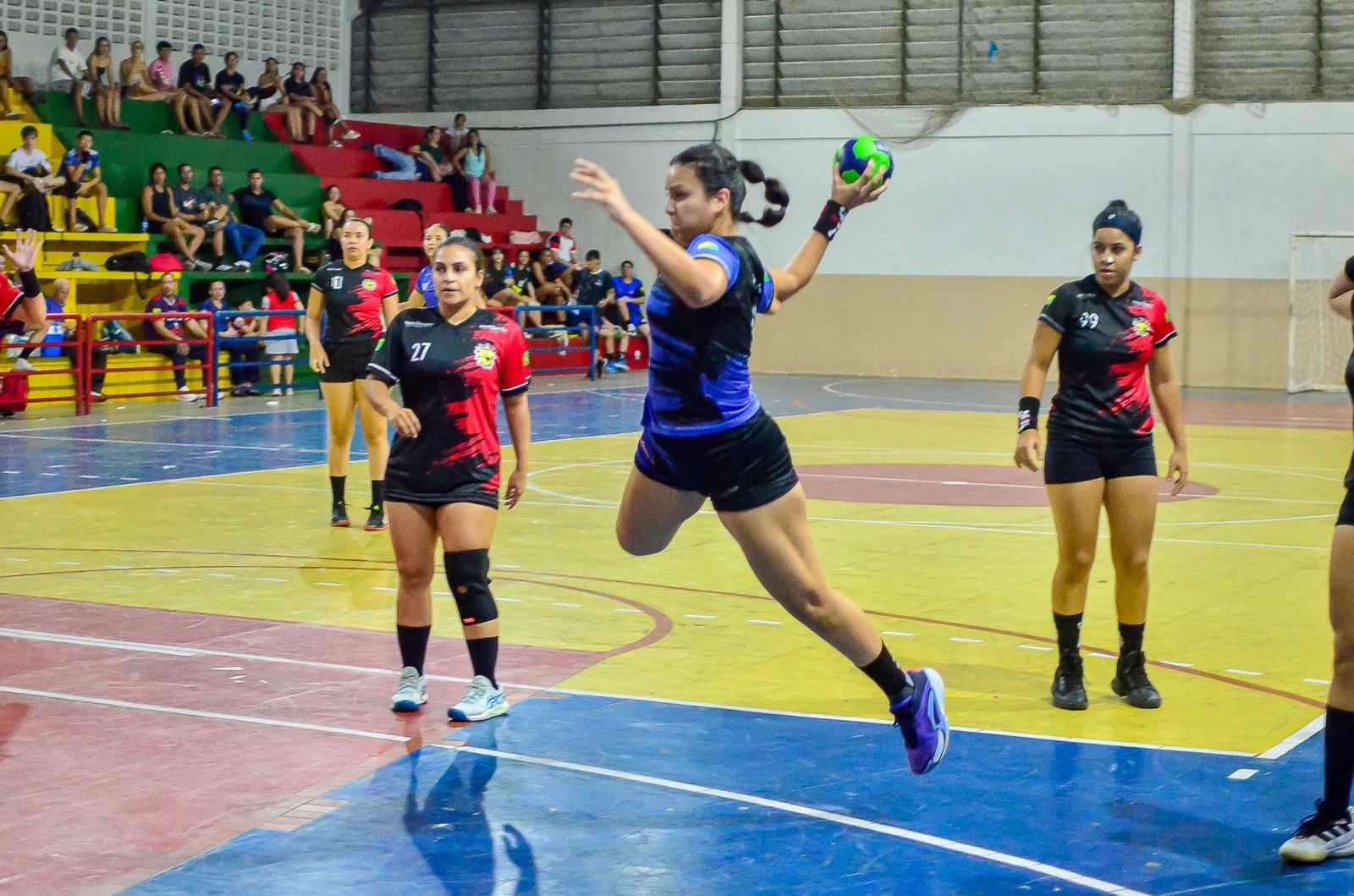 Aberto de Handebol Feminino tem 1º semifinalista; Meta e Lourival Pinho empatam no masculino