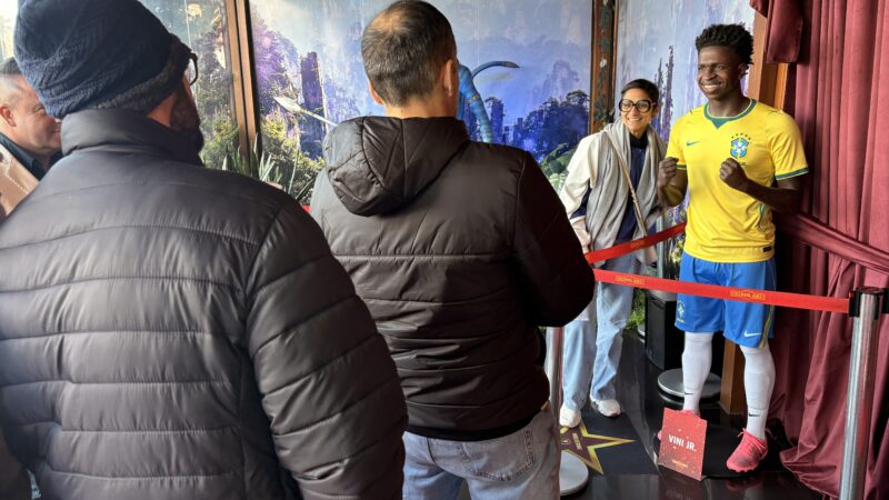 Vini Jr. vira estátua de cera em museu em Gramado; veja imagens