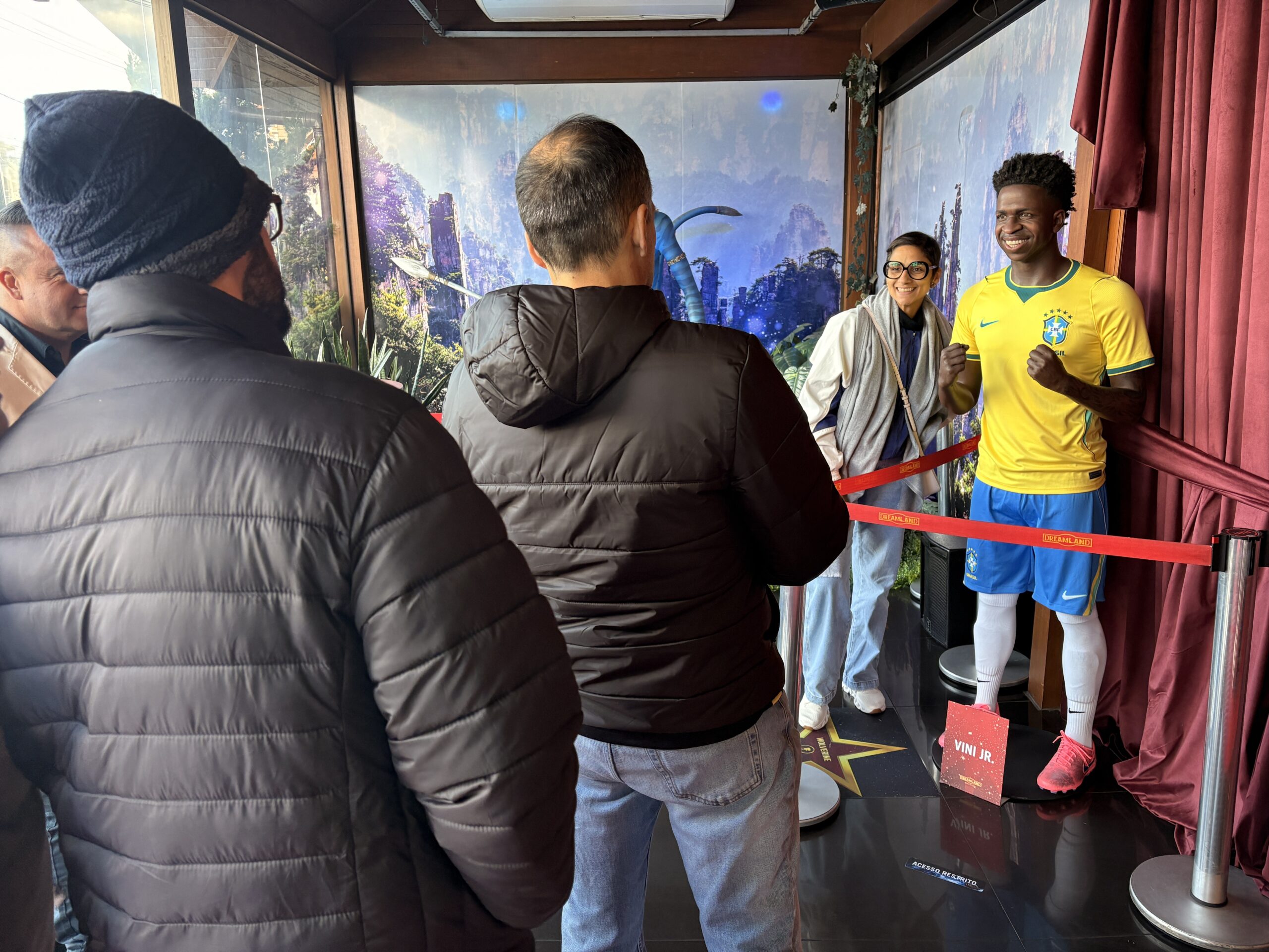 Vini Jr. vira estátua de cera em museu em Gramado; veja imagens