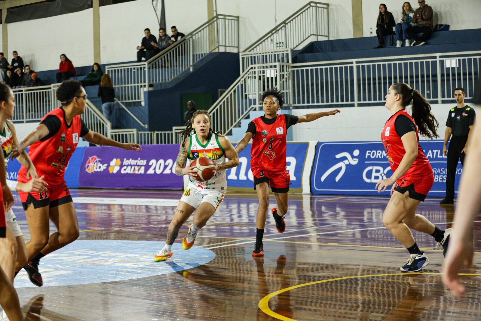 Sampaio domina o Maringá, vence fora de casa e larga na frente nas quartas de final da LBF
