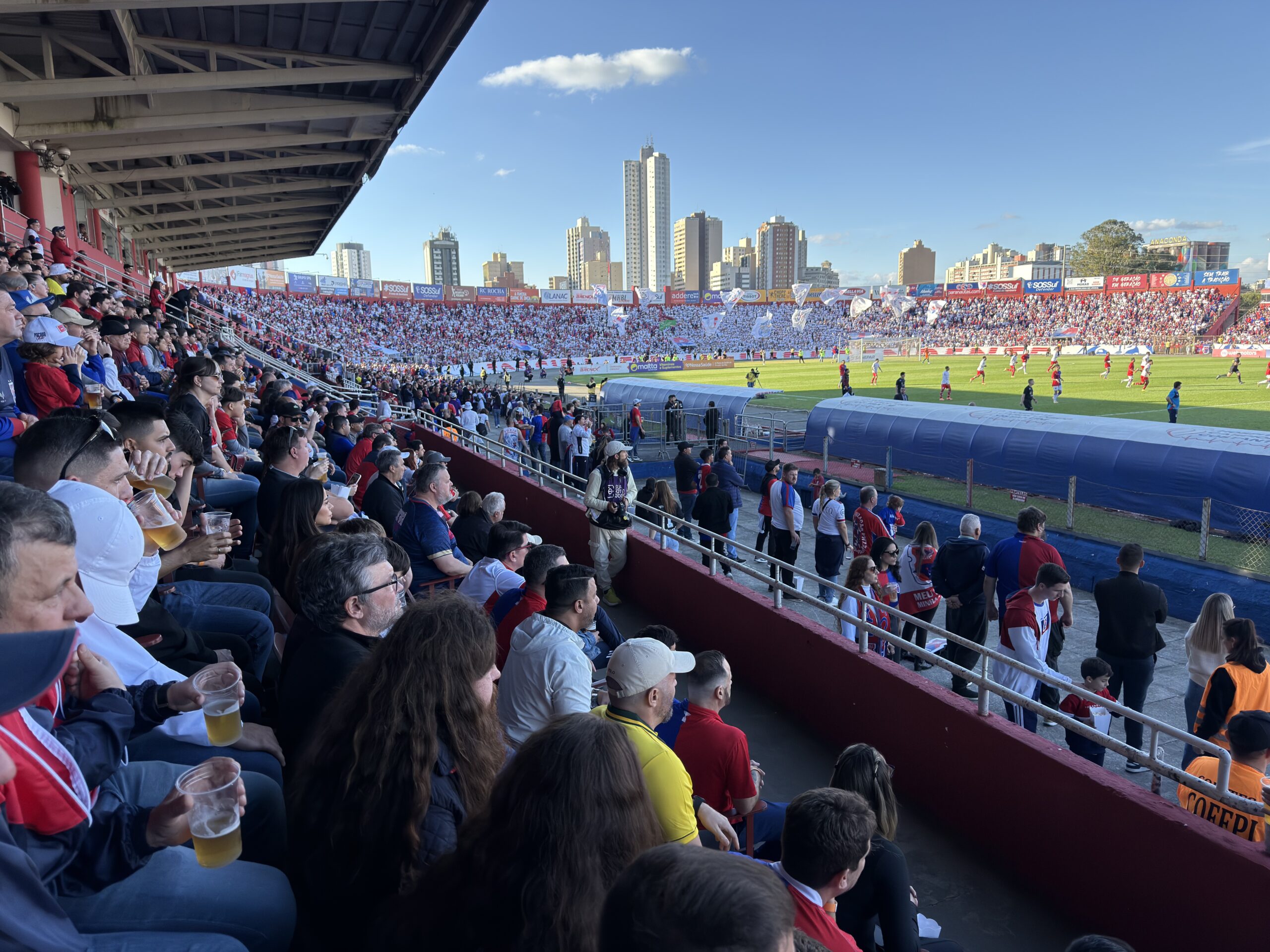 Final “alternativa” lota estádio raiz em tempos de atenções voltadas à Copa do Mundo