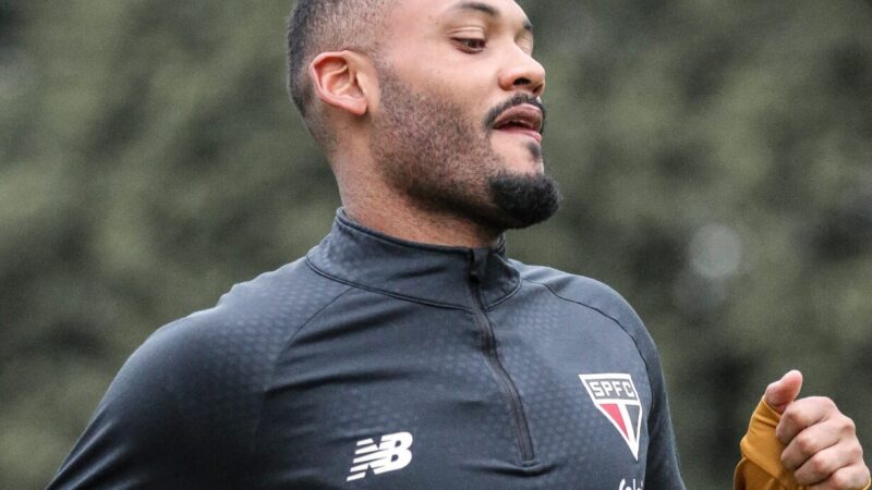 Sabino avança em recuperação e trabalha no gramado em treino do São Paulo
