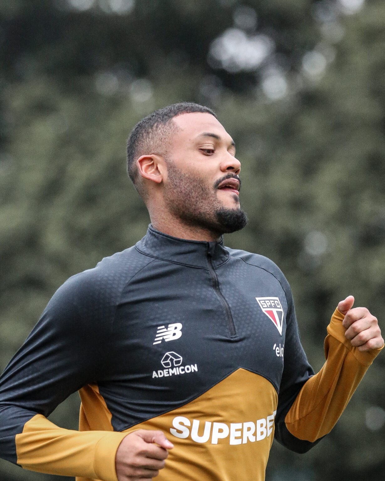 Sabino avança em recuperação e trabalha no gramado em treino do São Paulo